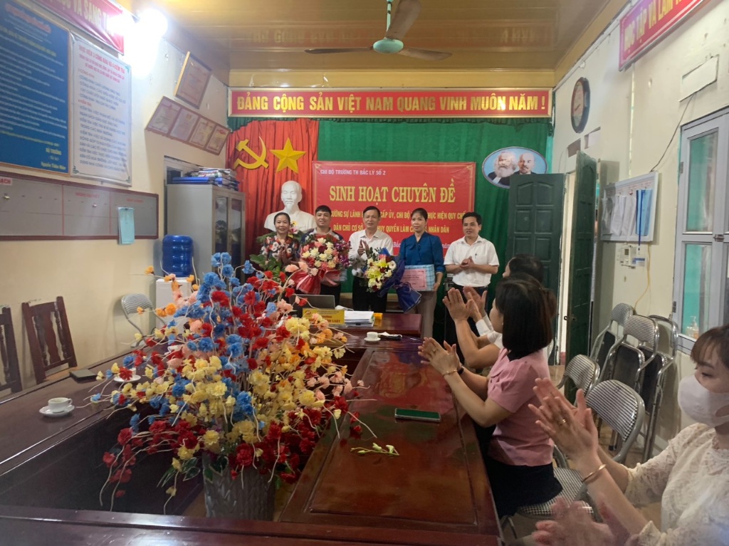 Đảng uỷ - HĐND - UBND - UBMTTQ thị trấn Bắc Lý tổ chức gặp gỡ, chúc mừng giáo viên Trường Tiểu...