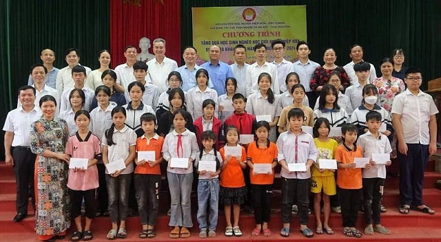 Hội Khuyến học huyện trao tặng 480 suất quà cho học sinh nghèo