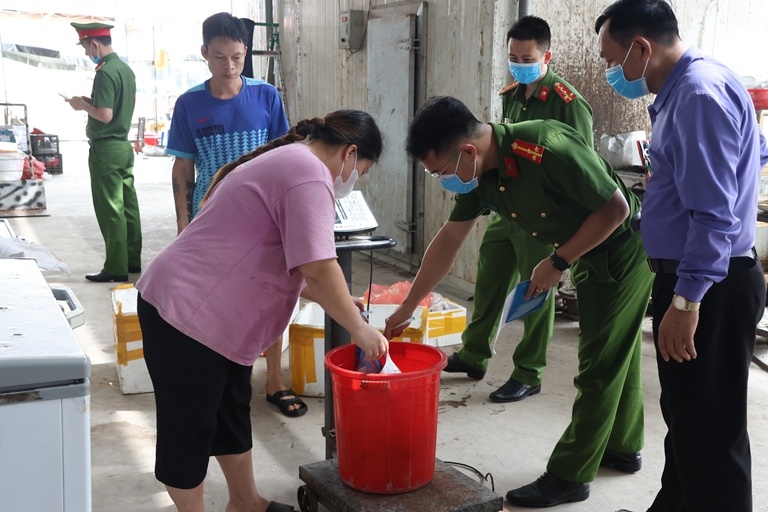Kiểm tra vệ sinh an toàn thực phẩm tại xã Hợp Thịnh
