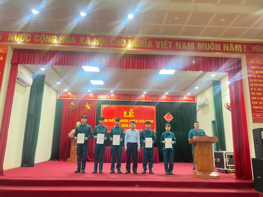 Thị trấn Thắng tổ chức Lễ ra mắt và huấn luyện dân quân năm 2024